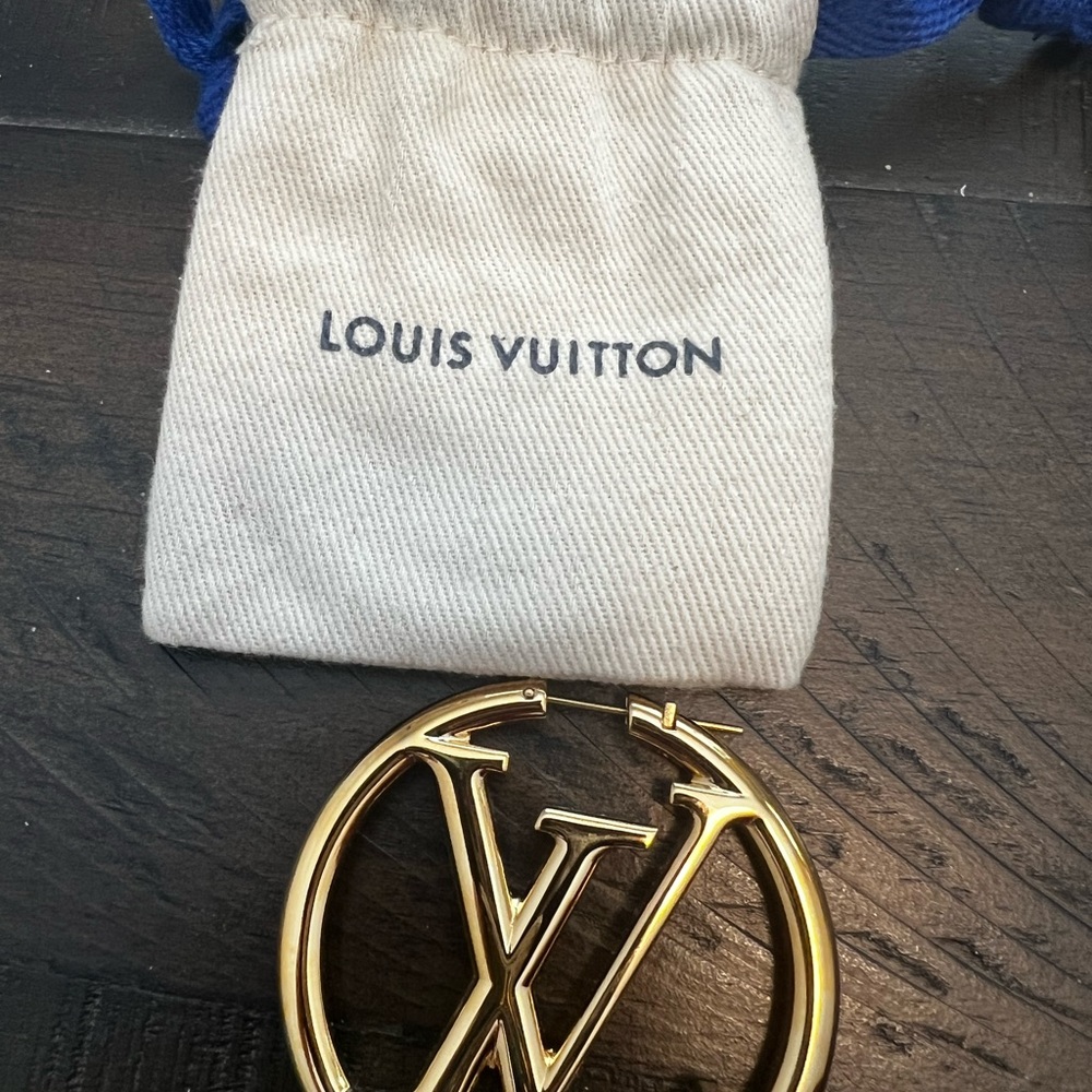 Louis Vuitton Gold LV Circle Logo Hoop Earrings - Picture 4 of 4